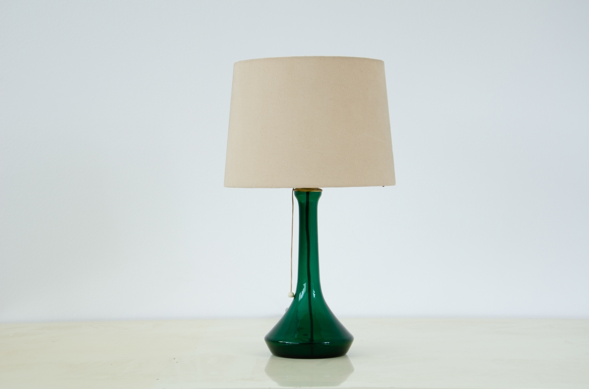 Lampada da tavolo con base in vetro soffiato verde e piano in seta.  John K.Hall, Germania anni '60.