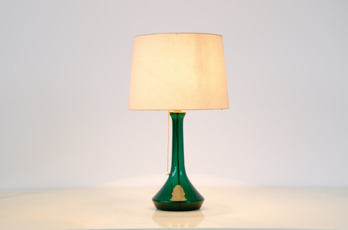Lampada da tavolo con base in vetro soffiato verde e piano in seta.  John K.Hall, Germania anni '60.