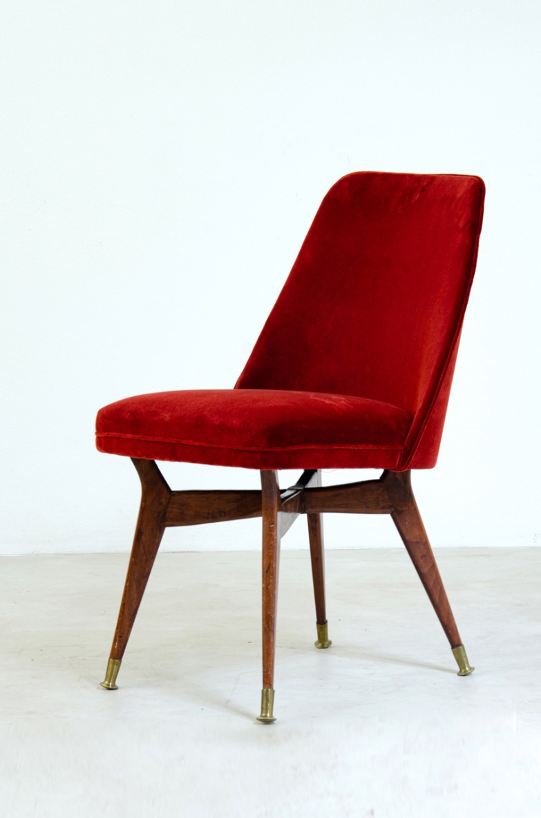 Melchiorre Bega, due sedie con seduta a pozzetto imbottita, struttura in legno e puntali in ottone. Manifattura Bega & C., 1954.