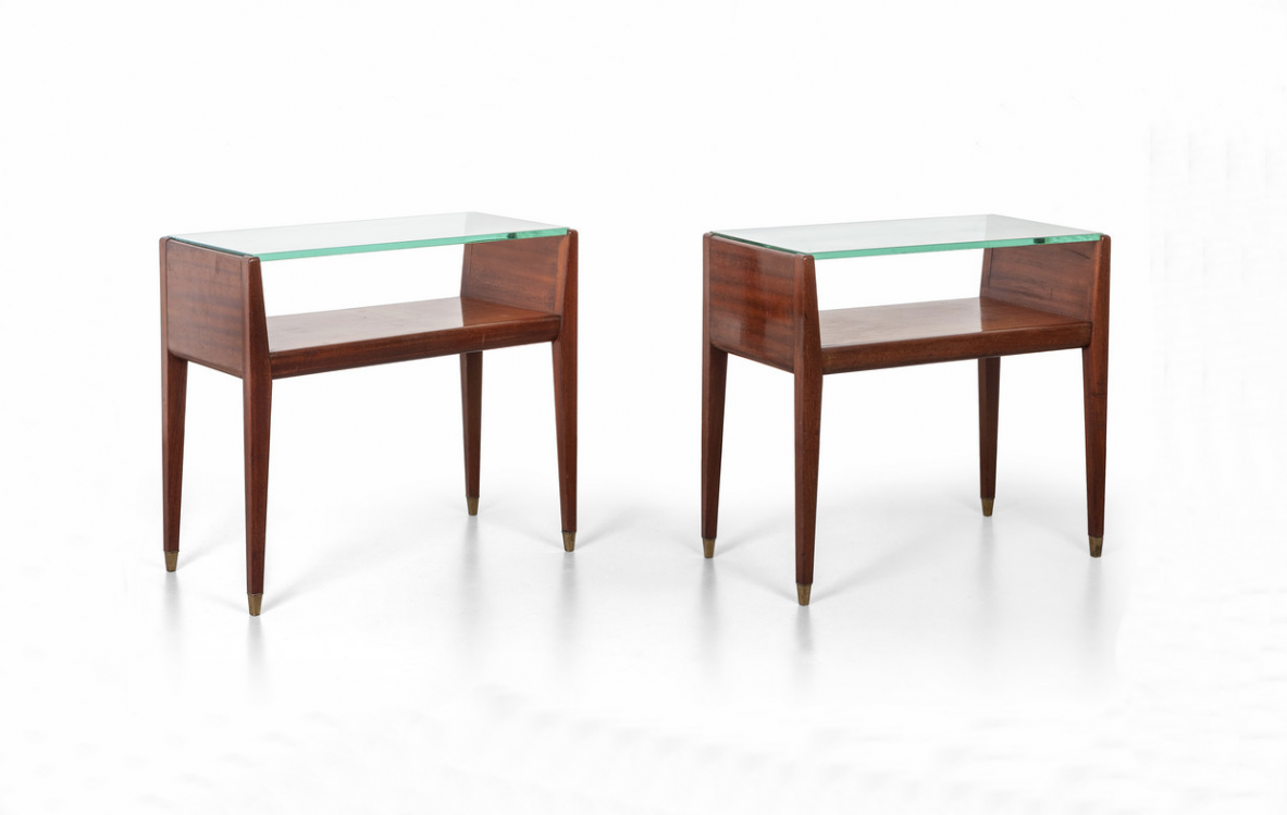 Coppia di comodini in legno con piano in cristallo e puntali in ottone. Manifattura italiana, 1950ca.