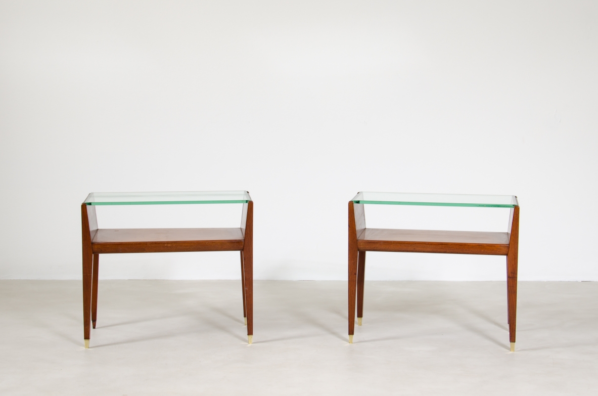 Coppia di comodini in legno con piano in cristallo e puntali in ottone. Manifattura italiana, 1950ca.