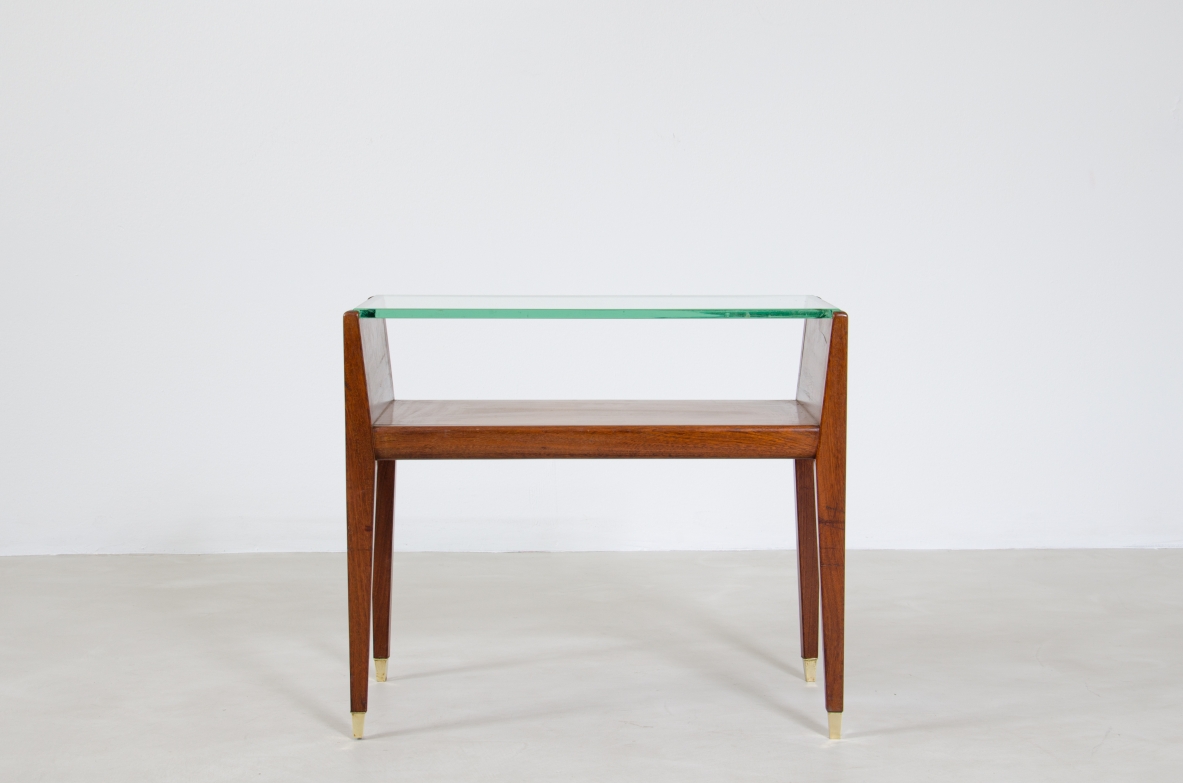 Coppia di comodini in legno con piano in cristallo e puntali in ottone. Manifattura italiana, 1950ca.