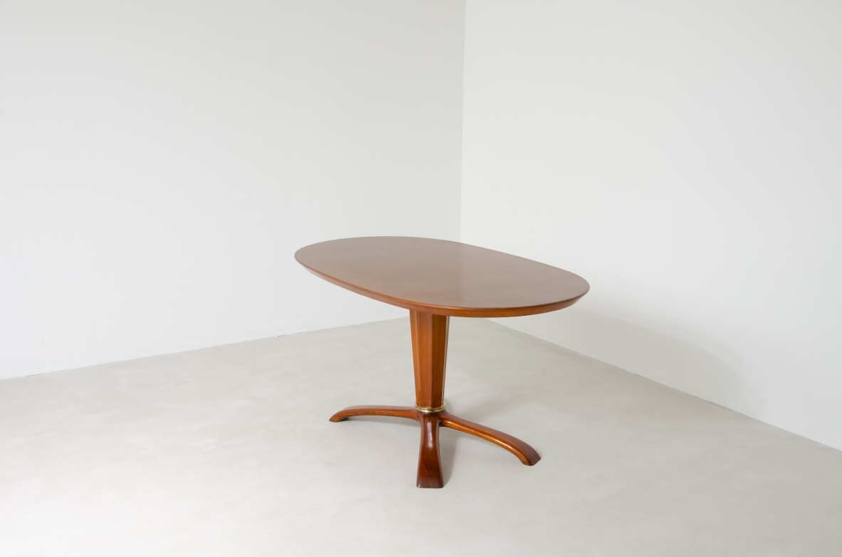 Osvaldo Borsani, oval table in cherry wood with nice central base with helical shape, 1950s.