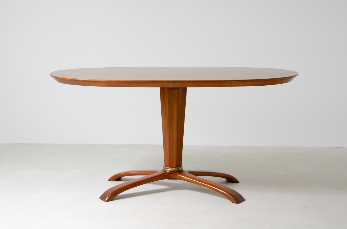 Osvaldo Borsani, oval table in cherry wood with nice central base with helical shape, 1950s.
