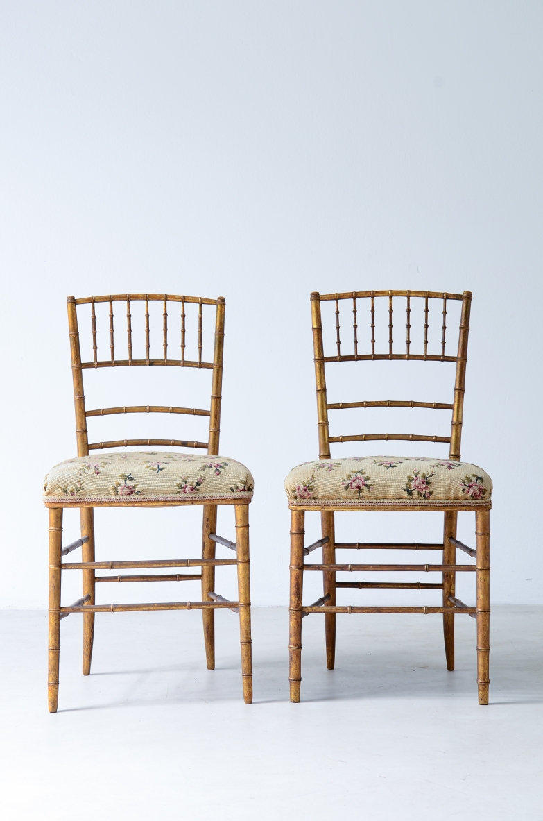 Coppia di sedie in legno tornito e dorato con seduta imbottita con tessuto ricamato originale.  Italia primi 900'.