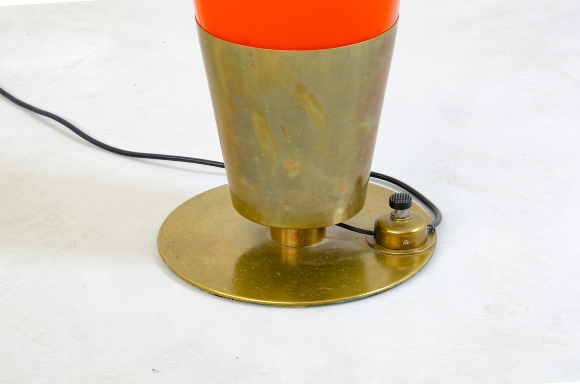 Rara lampada da terra in vetro incamiciato arancione, con base tonda in ottone. Prod. Arredoluce, 1960ca.
