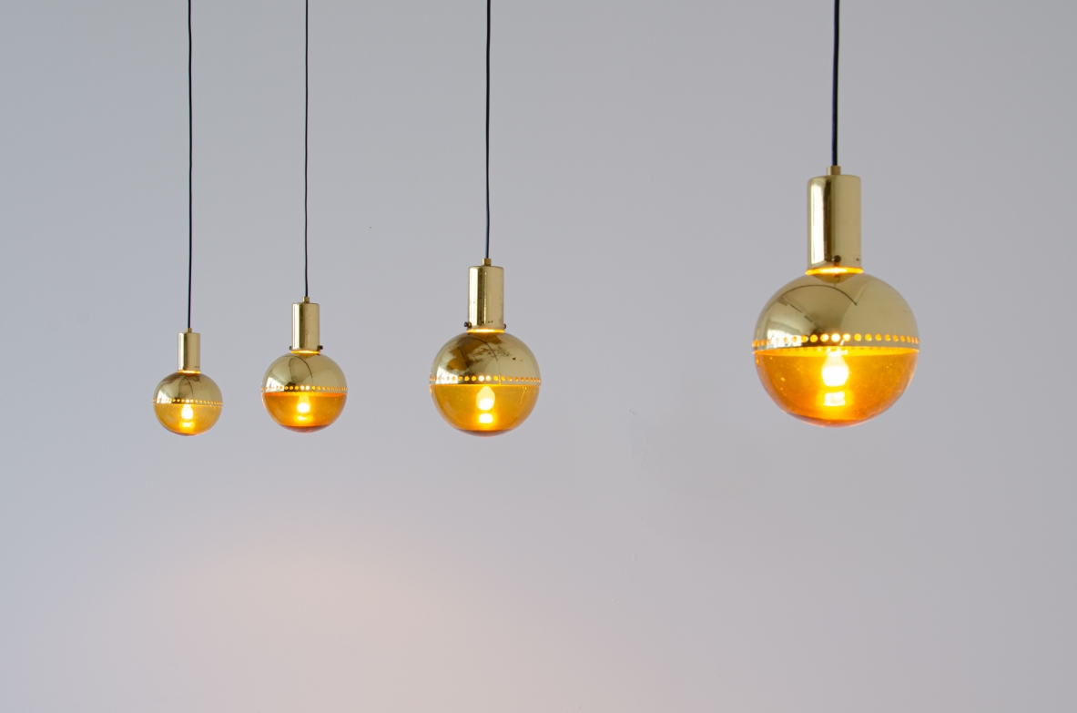 Hans A. Jacobsson, set di quattro lampade a sospensione in ottone e vetro soffiato.  Prod. Haj, Stockholm Svezia, anni 1960ca.
