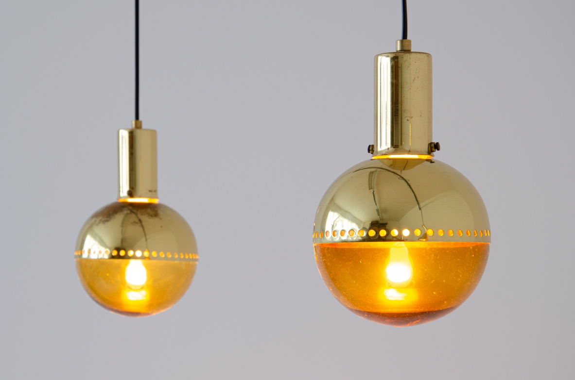 Hans A. Jacobsson, set di quattro lampade a sospensione in ottone e vetro soffiato.  Prod. Haj, Stockholm Svezia, anni 1960ca.