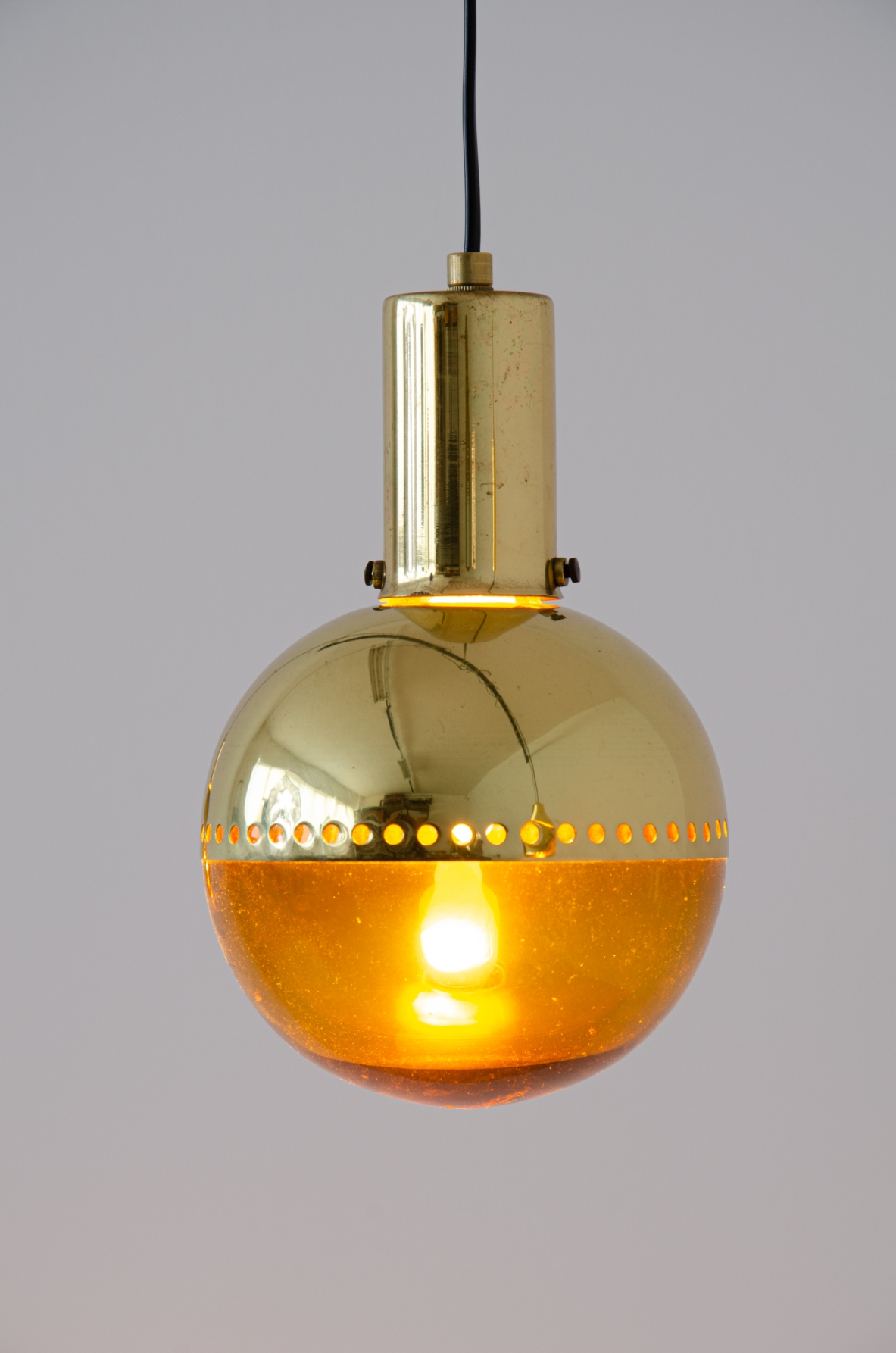 Hans A. Jacobsson, set di quattro lampade a sospensione in ottone e vetro soffiato.  Prod. Haj, Stockholm Svezia, anni 1960ca.