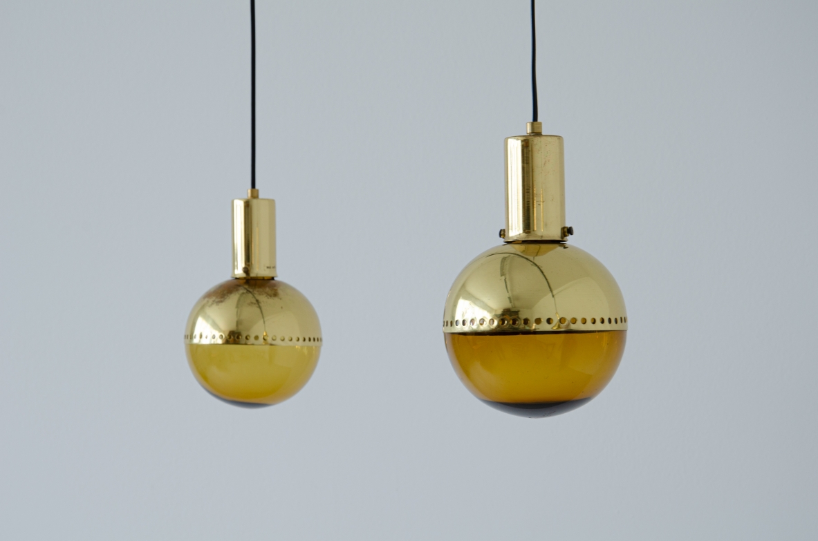 Hans A. Jacobsson, set di quattro lampade a sospensione in ottone e vetro soffiato.  Prod. Haj, Stockholm Svezia, anni 1960ca.
