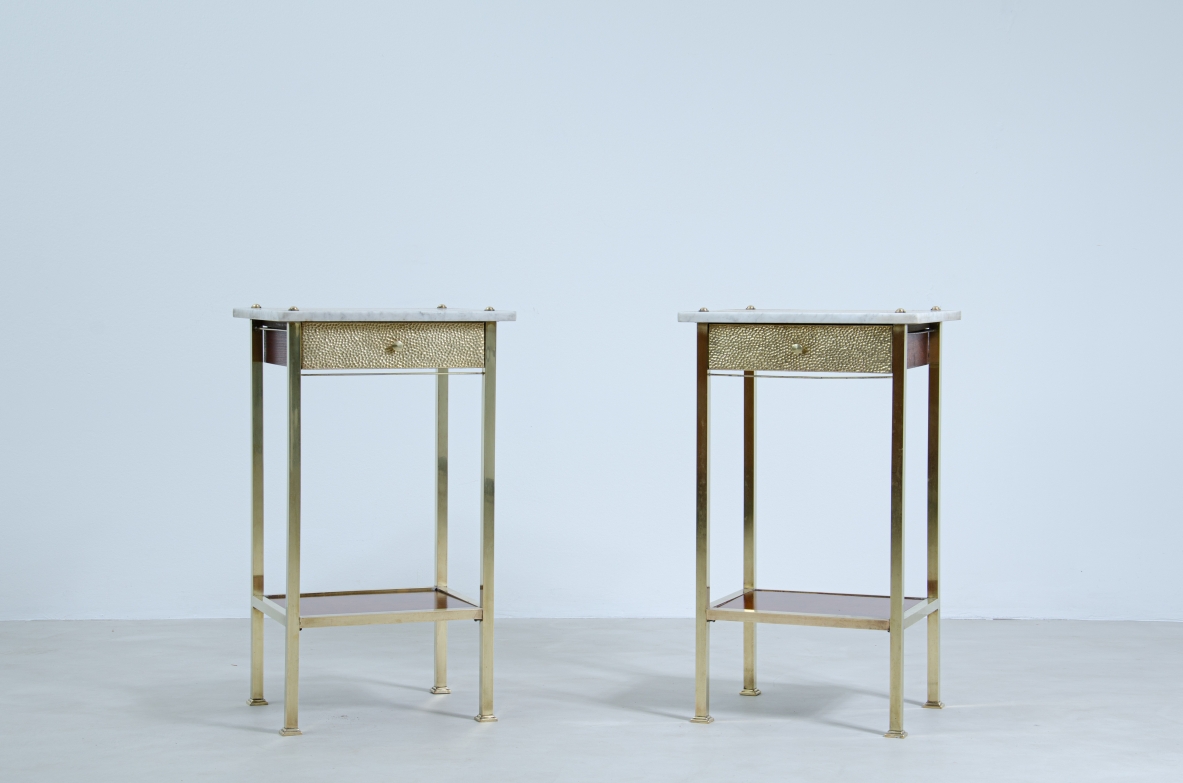 Coppia di comodini in ottone martellato e legno con piani in marmo.  Italia 1920/30ca.