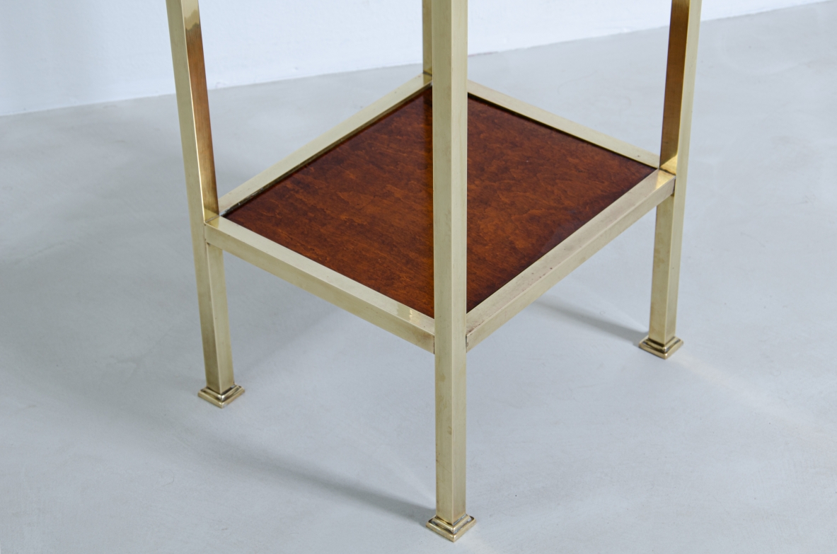 Coppia di comodini in ottone martellato e legno con piani in marmo.  Italia 1920/30ca.