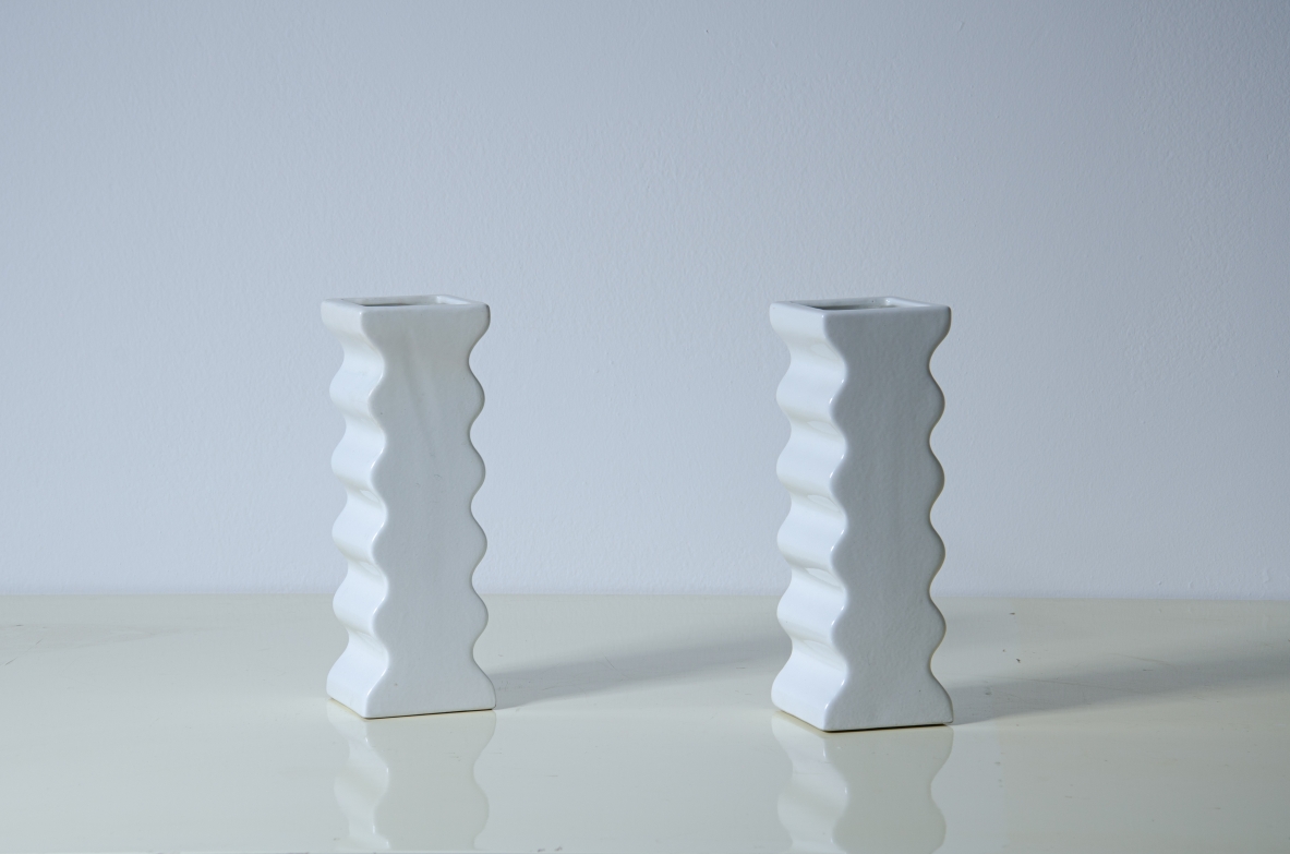 Ettore Sottsass, coppia di vasi della serie 'Onde' in maiolica bianca.  Prod. Società Ceramica Toscana per Il Sestante, Milano, 1969.