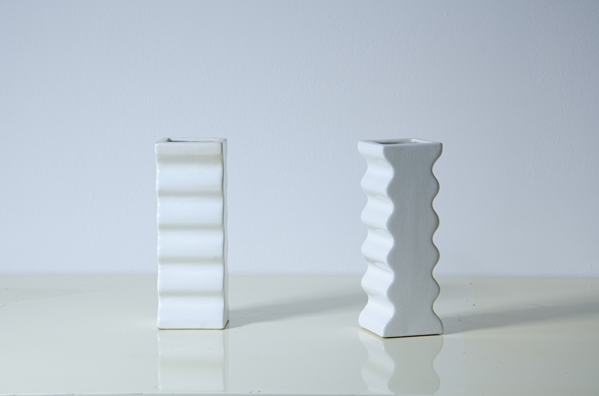Ettore Sottsass, coppia di vasi della serie 'Onde' in maiolica bianca.  Prod. Società Ceramica Toscana per Il Sestante, Milano, 1969.