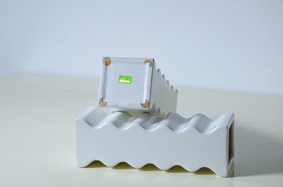 Ettore Sottsass, coppia di vasi della serie 'Onde' in maiolica bianca.  Prod. Società Ceramica Toscana per Il Sestante, Milano, 1969.