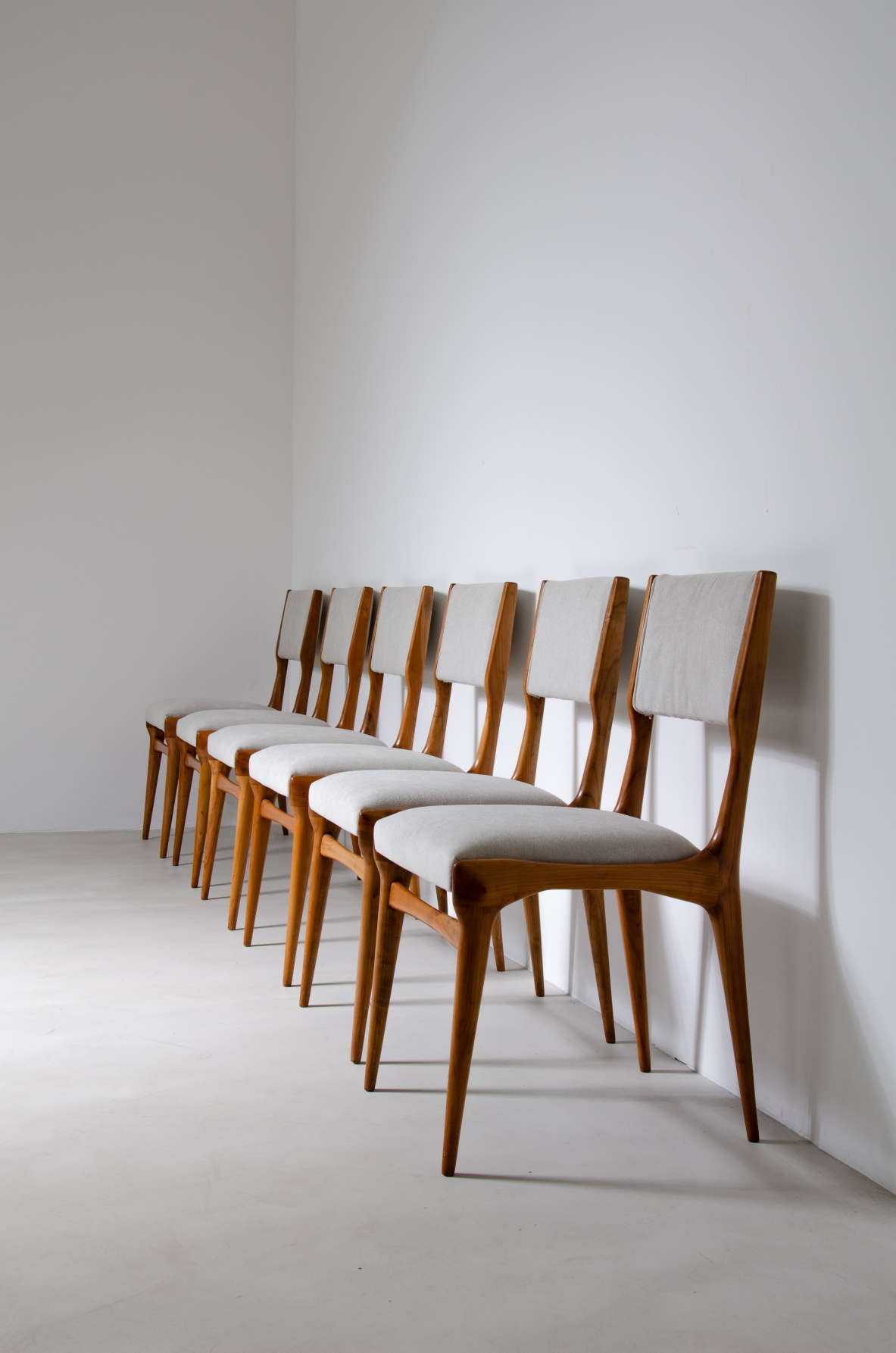 Carlo de Carli, sei sedie in ciliegio modello 585. Prod. Cassina 1954