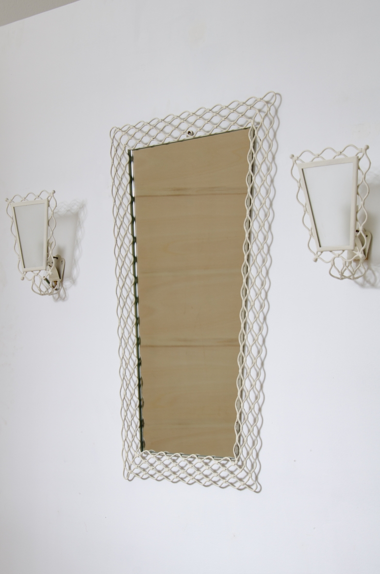 Specchiera con cornice in rete di metallo di forma curvata con due applique di eguale fattura con vetro satinato.  Italia, 1950ca.