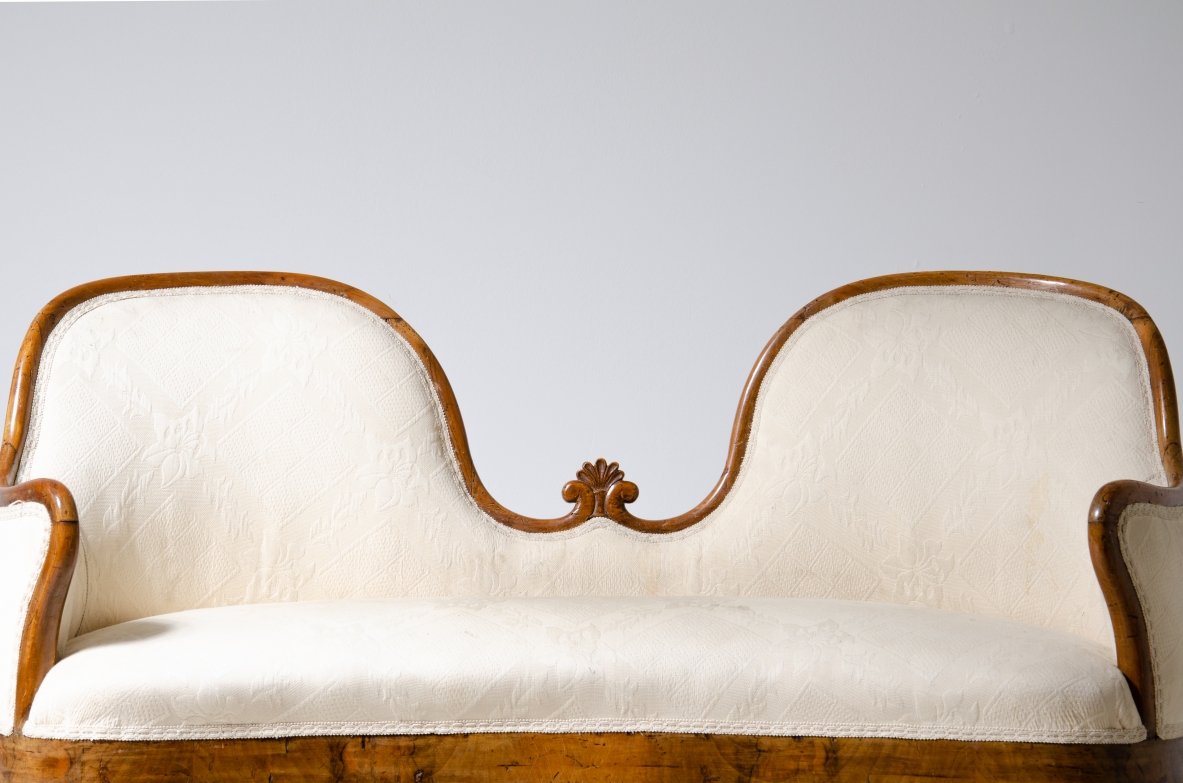 Piccolo elegante divano a due posti in legno e tessuto.  Italia epoca Carlo X, 1830ca.