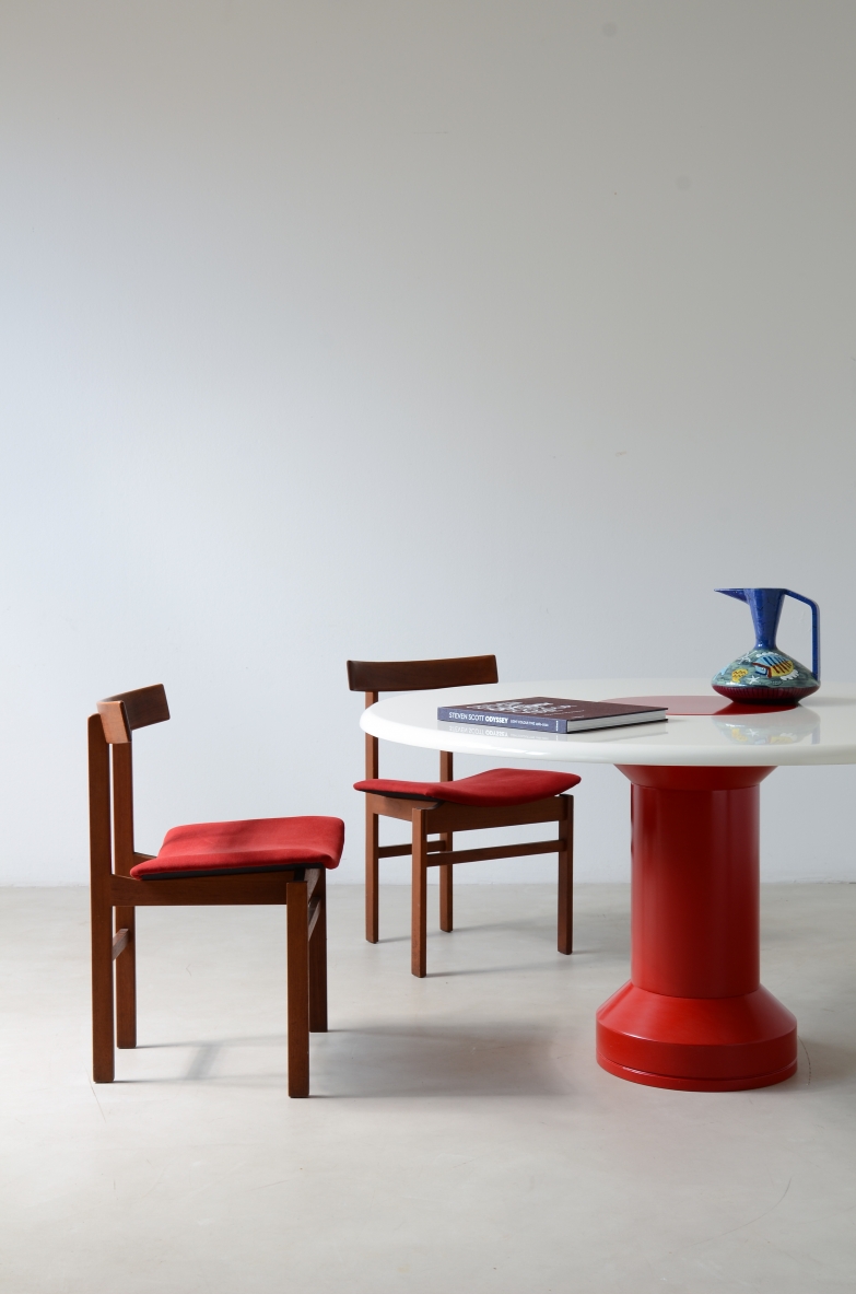 Tavolo da pranzo con base in metallo laccato e piano in legno.  Manifattura Italiana, 1960ca.