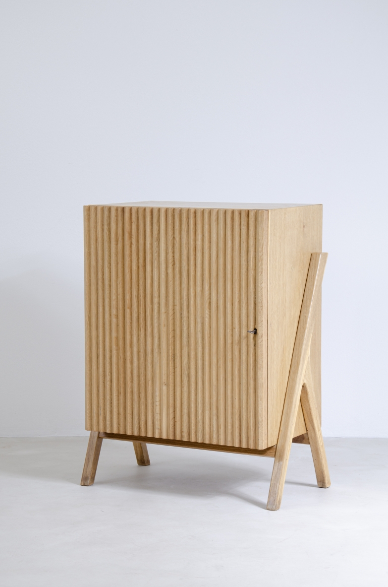 Piccolo mobile contenitore in rovere chiaro con fronte in legno cannettato.  Manifattura italiana anni 50'.