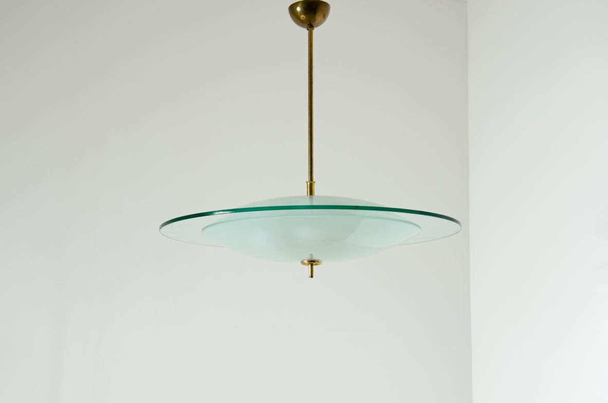 Pietro Chiesa, grande lampadario con disco centrale in vetro di grande spessoreverde verde Nilo e due campane in vetro curvato con stelo in ottone.  Fontana Arte anni 40.