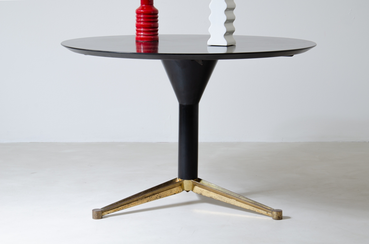 Melchiorre Bega, black lacquered wooden table with three-spoke shaped brass base.  Manufacture Bega & C. Bologna, Italy 1950s.