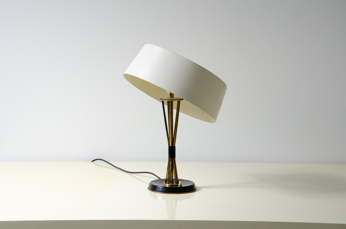 Giuseppe Ostuni, lampada da tavolo in metallo e ottone con cappello regolabile in tutte le direzioni.  Oluce anni '50.