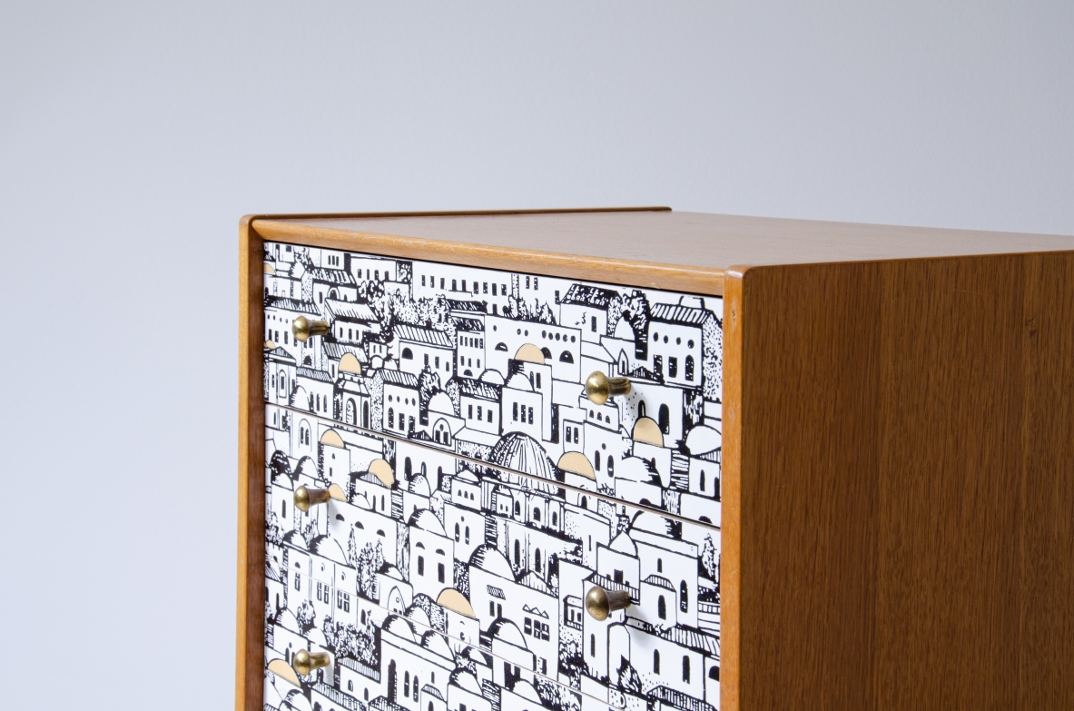 Piero Fornasetti, piccolo mobile a cassetti con fronte decorato con disegni di architetture medio orientali. Base in legno con puntali in ottone e fianchi in frassino.  Firmato Piero Fornasetti, 1950ca.