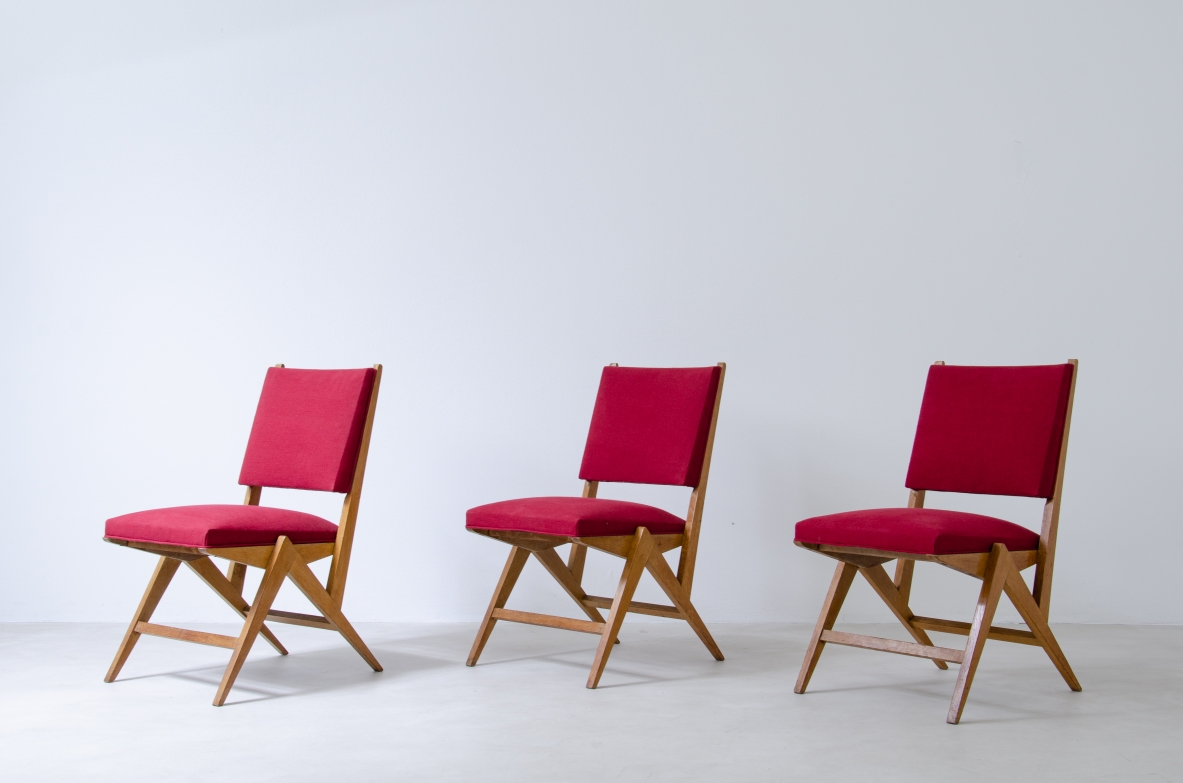 Gruppo di sei sedie in rovere rivestite in cotone rosso, Francia, 1950ca.