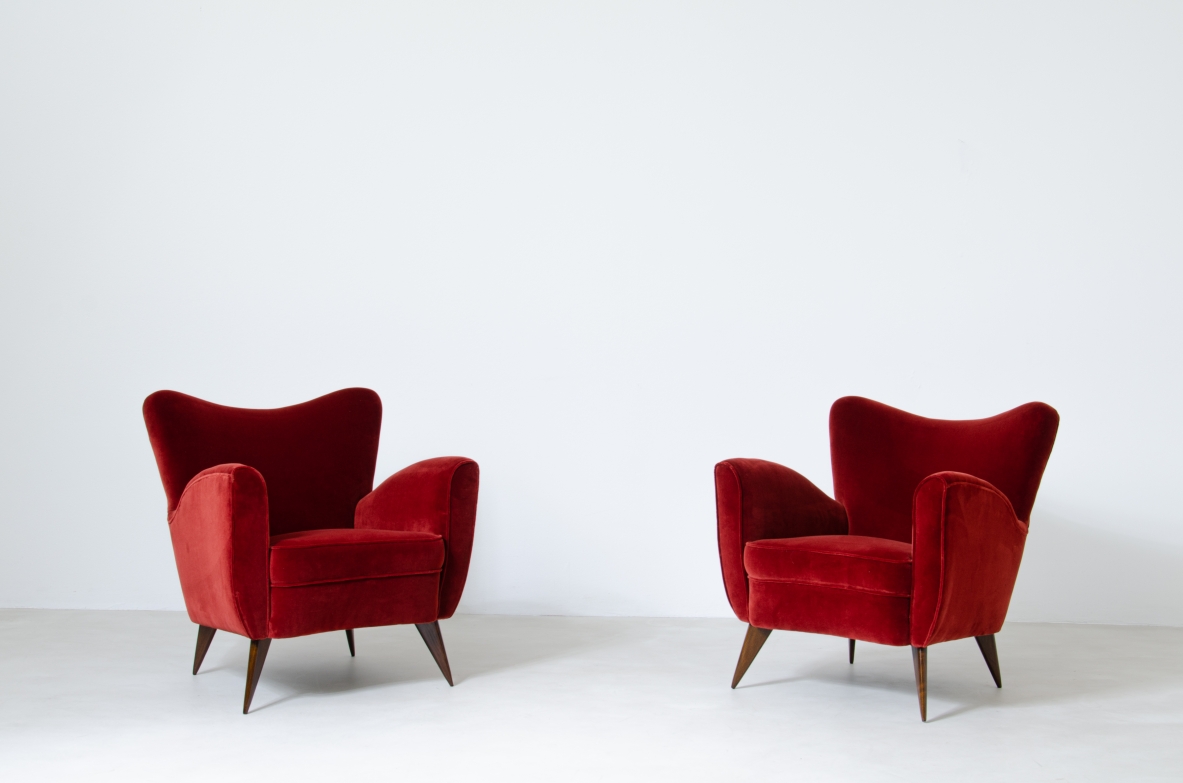 Elegante coppia di poltrone rivestite in velluto.  Manifattura Isa, Bergamo, 1950ca.