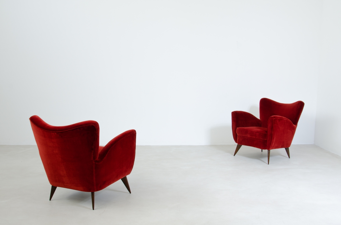 Elegante coppia di poltrone rivestite in velluto.  Manifattura Isa, Bergamo, 1950ca.