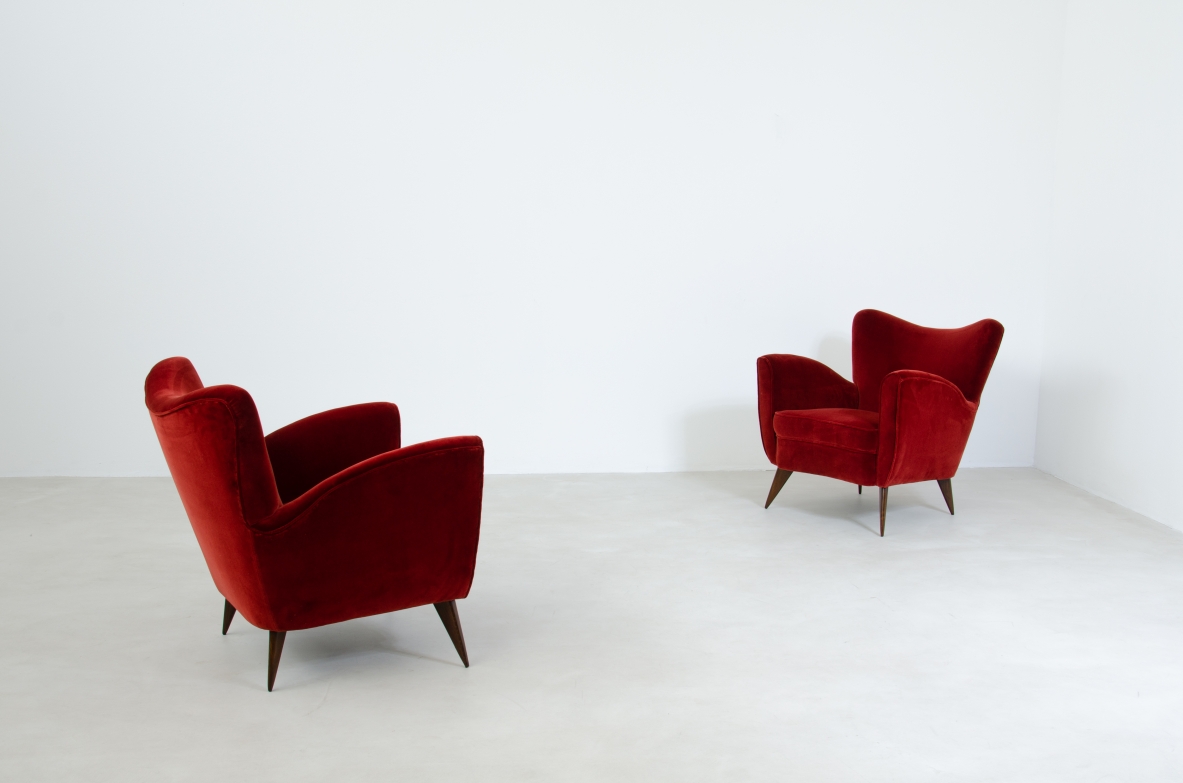 Elegante coppia di poltrone rivestite in velluto.  Manifattura Isa, Bergamo, 1950ca.