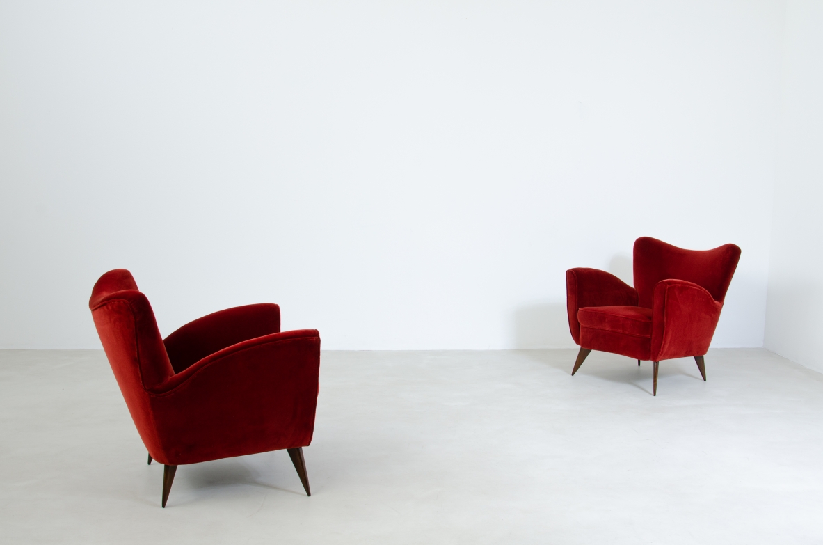 Elegante coppia di poltrone rivestite in velluto.  Manifattura Isa, Bergamo, 1950ca.