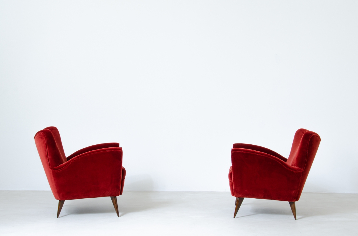 Elegante coppia di poltrone rivestite in velluto.  Manifattura Isa, Bergamo, 1950ca.