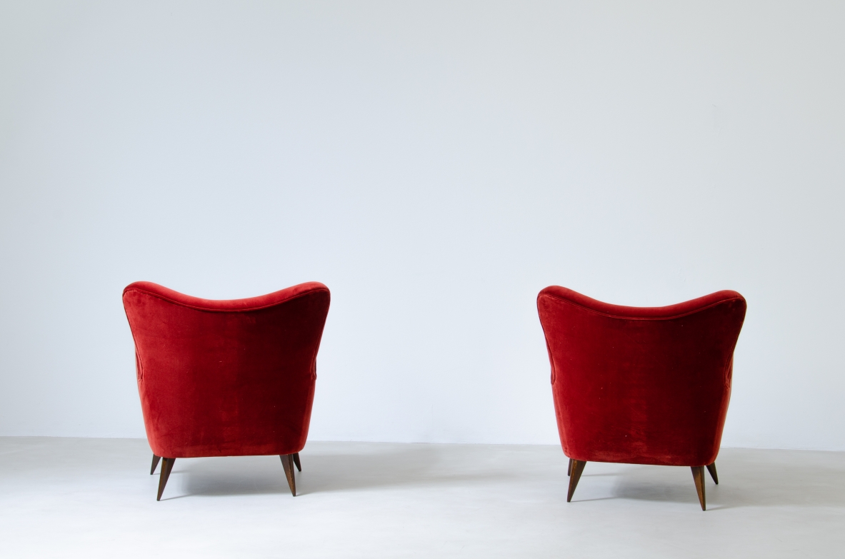 Elegante coppia di poltrone rivestite in velluto.  Manifattura Isa, Bergamo, 1950ca.