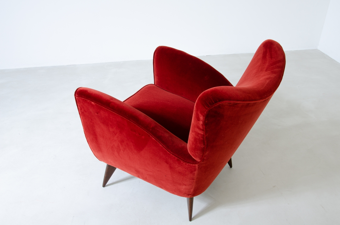Elegante coppia di poltrone rivestite in velluto.  Manifattura Isa, Bergamo, 1950ca.