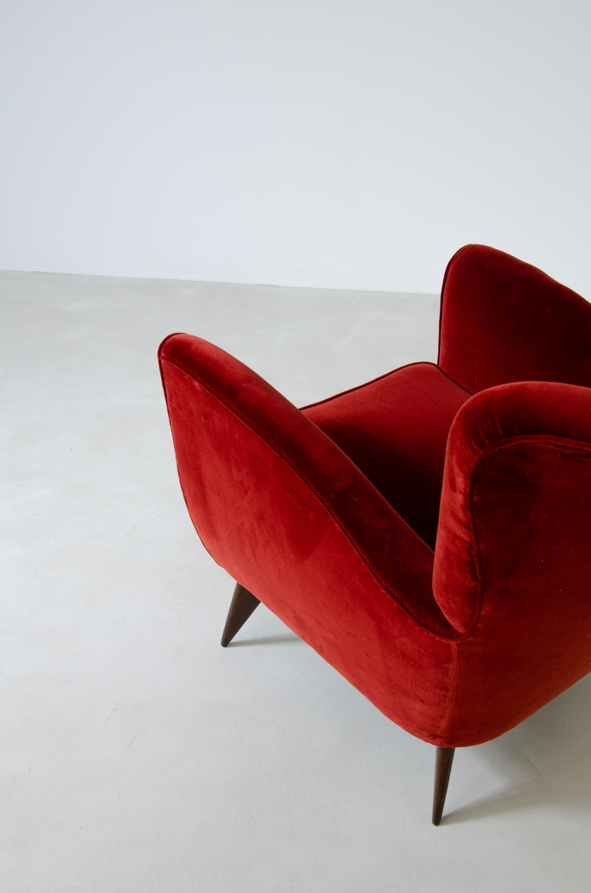 Elegante coppia di poltrone rivestite in velluto.  Manifattura Isa, Bergamo, 1950ca.