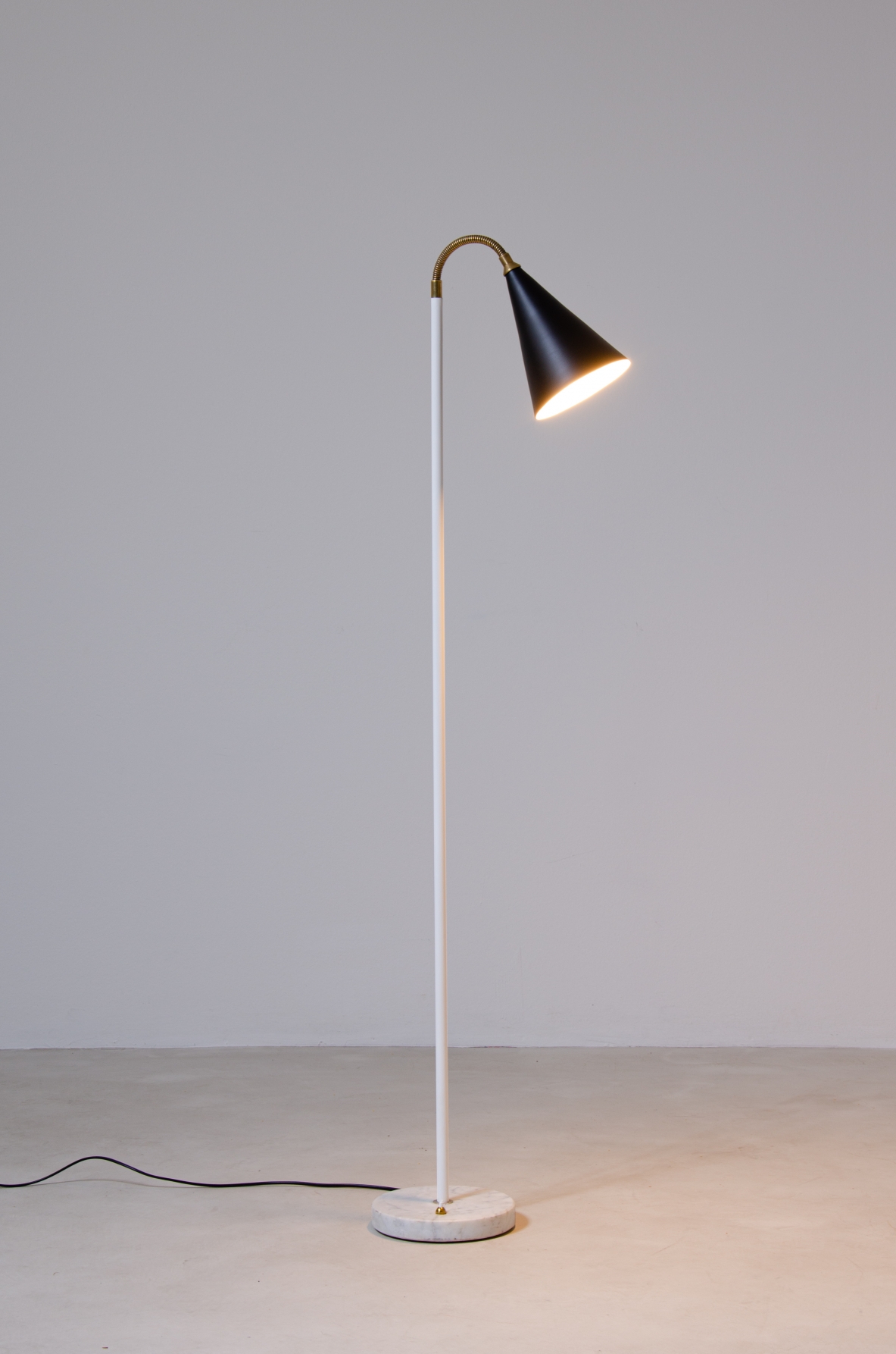 Reading floor lamp with cone diffuser in painted metal and marble base.  Italian manufacture, 1950s.