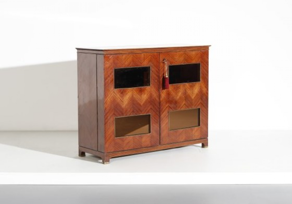 Paolo Buffa (1903-1970)  Elegante mobile bar con fronte in palissandro intarsiato e specchiature color ambra. All'interno ripiani e cassetti con scomparti e portabottiglie rivestiti in specchio. Dettagli in ottone.  Manifattura Italiana, 1940ca.