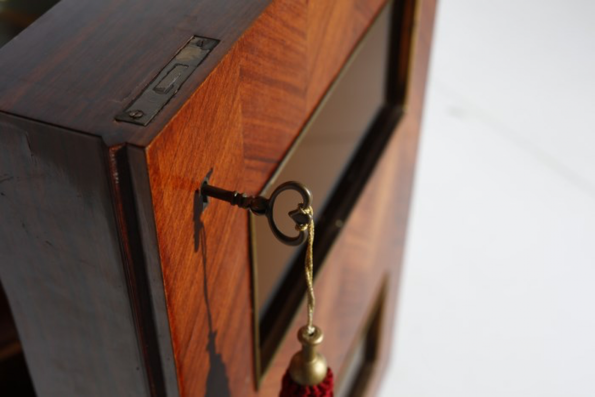 Paolo Buffa (1903-1970)  Elegante mobile bar con fronte in palissandro intarsiato e specchiature color ambra. All'interno ripiani e cassetti con scomparti e portabottiglie rivestiti in specchio. Dettagli in ottone.  Manifattura Italiana, 1940ca.