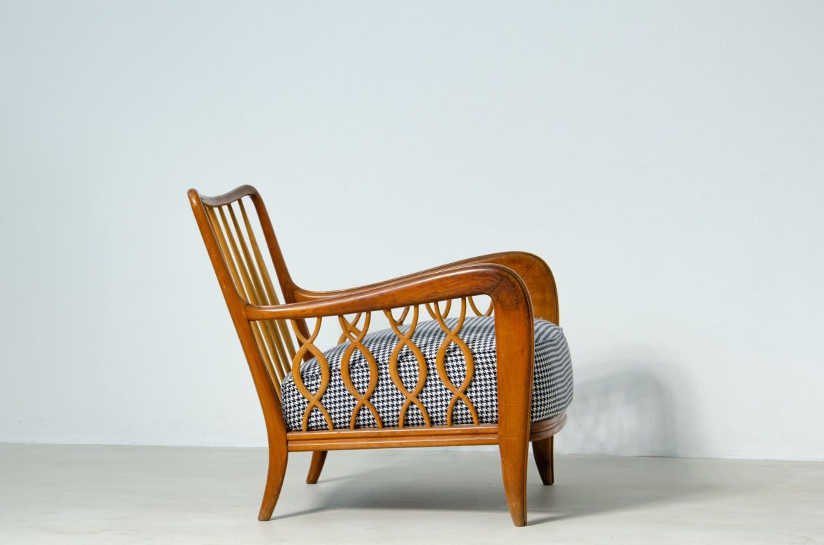 Paolo Buffa (1903 - 1970)  Coppia di rare poltroncine con motivo a nastro in legno di rovere e tessuto imbottito.  Manifattura italiana, anni 40'.