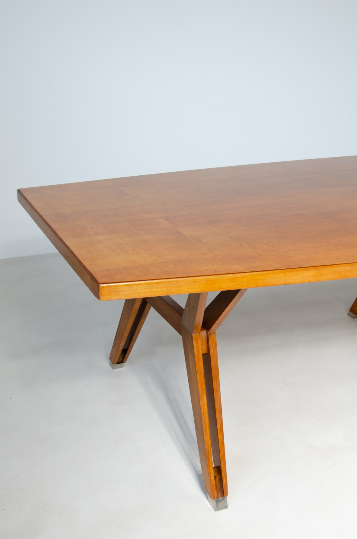 Ico Parisi, grande tavolo in noce biondo.  Produzione M.I.M. 1960.