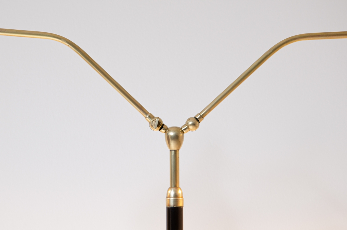 Lampada da terra con base in marmo, stelo in ottone e doppio diffusore in metallo verniciato.  Prod. Lumen, 1950ca.