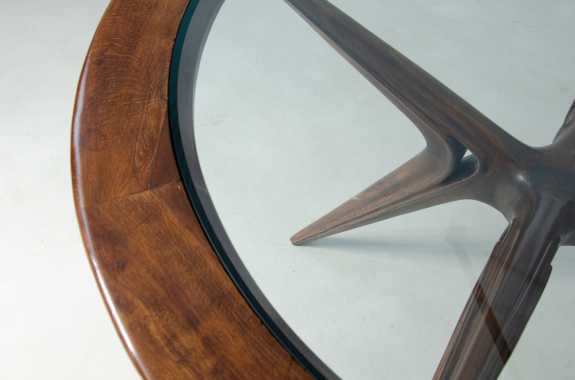 Tavolo da pranzo con struttura a forma organica e piano con fascia in legno e cristallo di grande spessore. Attr. Gianni Vigorelli, 1950ca.