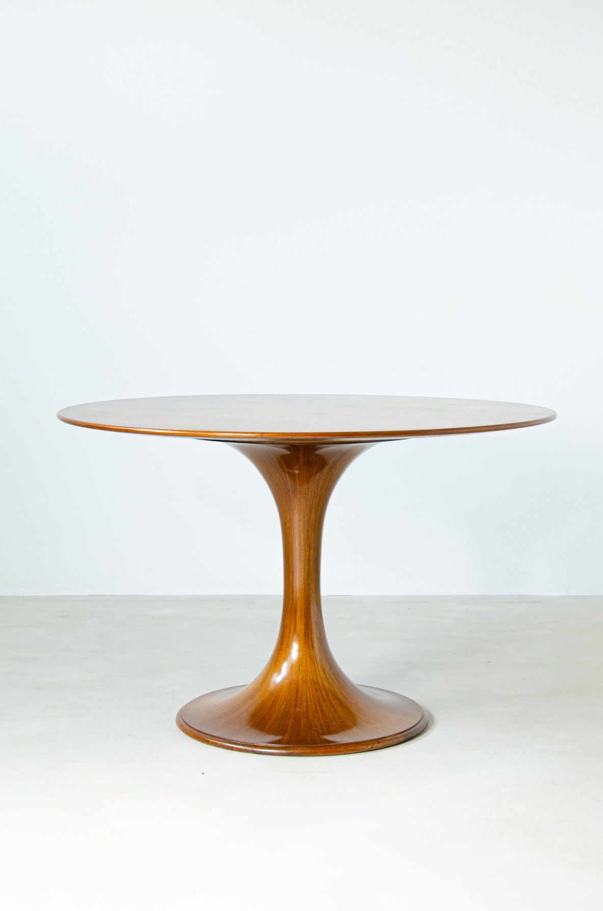 Luigi Massoni, elegant round table 