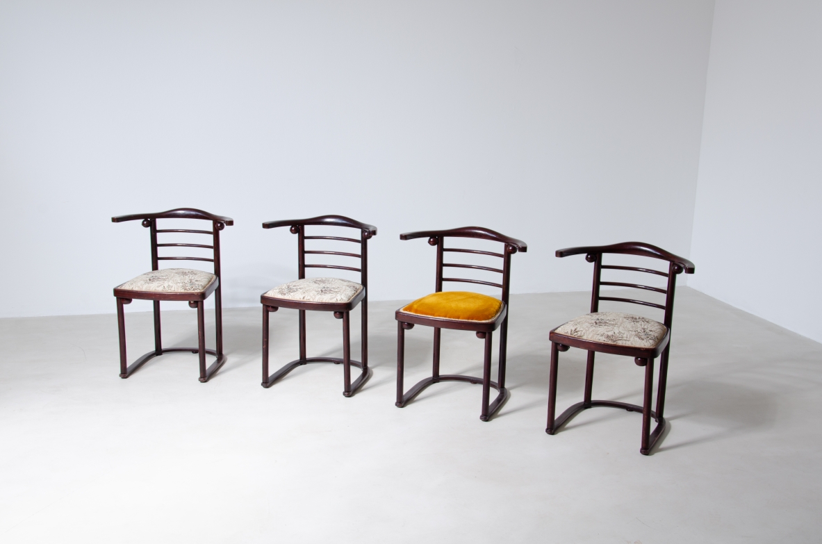 Josef Hoffmann (1870-1956)  Raro set di quattro sedie in legno curvato e lucidato con seduta imbottita.  Prodotte da J.J. Kohn, Vienna, 1907.