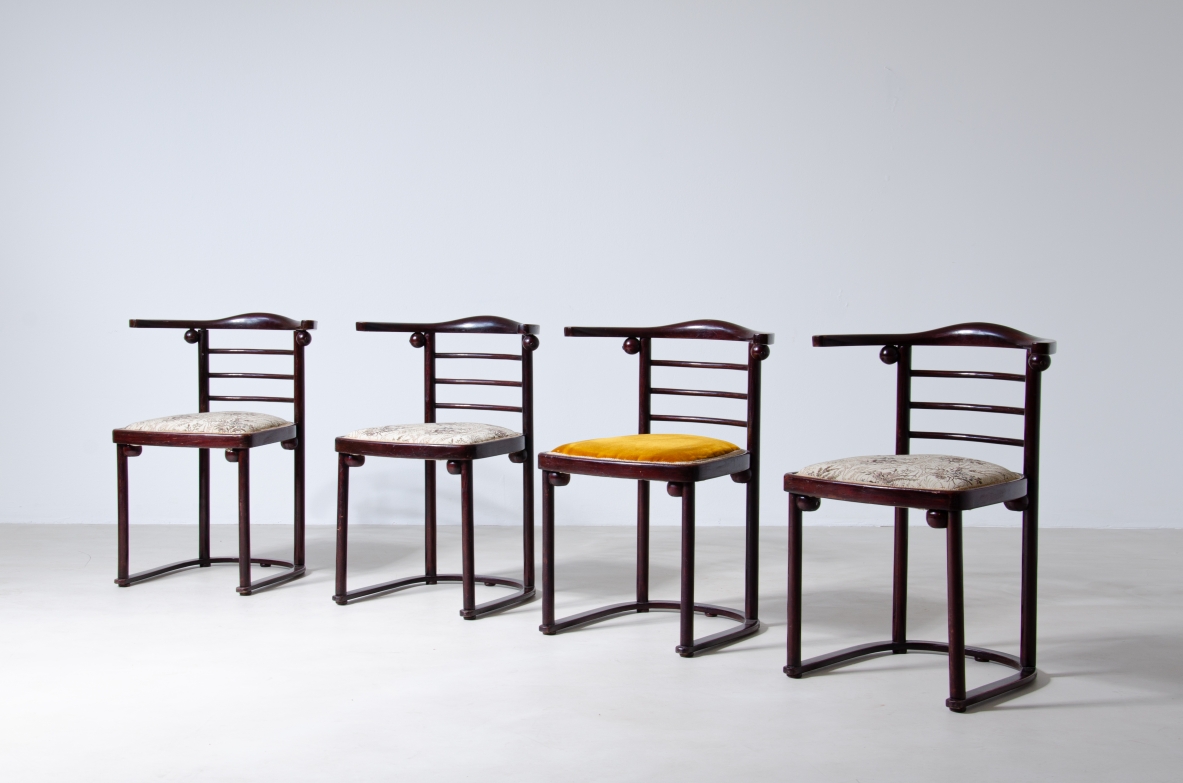 Josef Hoffmann (1870-1956)  Raro set di quattro sedie in legno curvato e lucidato con seduta imbottita.  Prodotte da J.J. Kohn, Vienna, 1907.