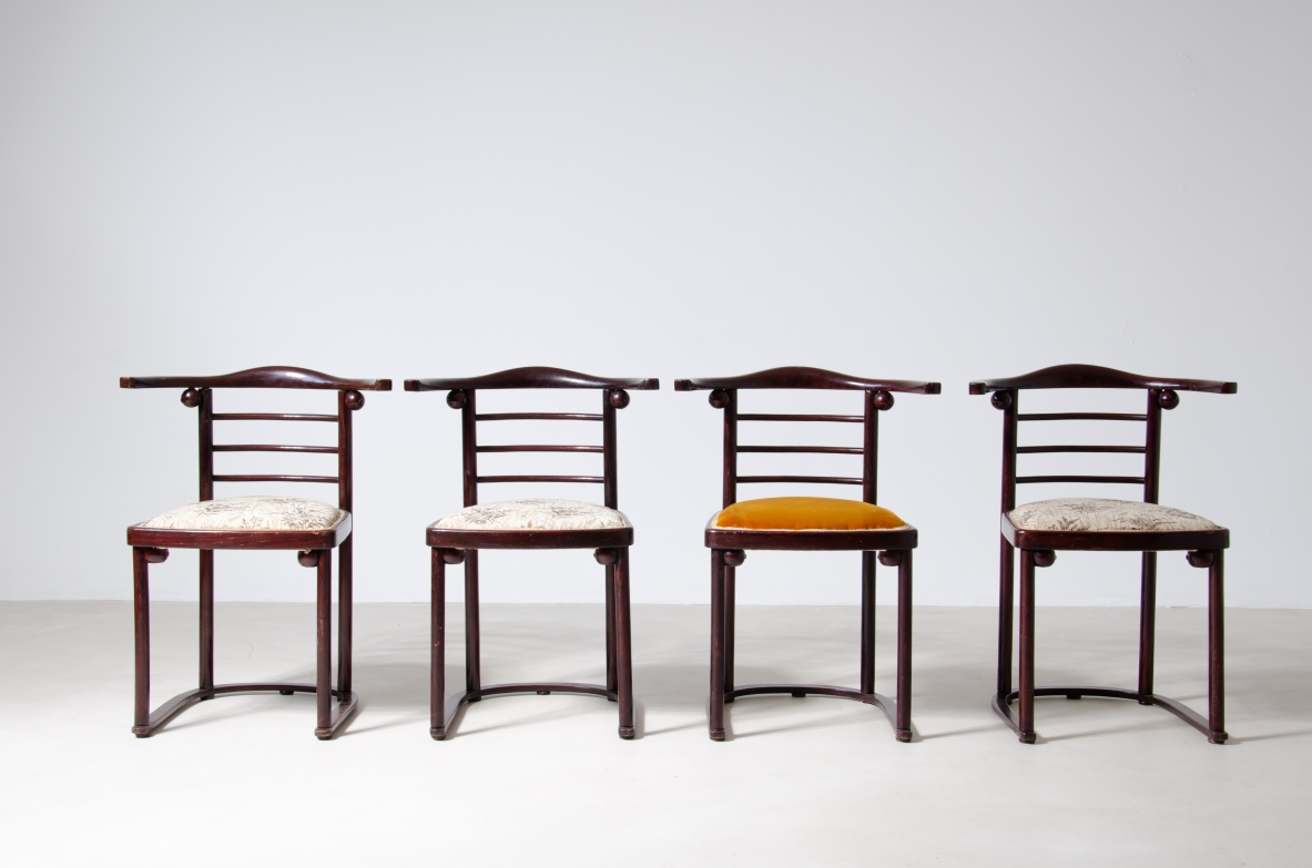 Josef Hoffmann (1870-1956)  Raro set di quattro sedie in legno curvato e lucidato con seduta imbottita.  Prodotte da J.J. Kohn, Vienna, 1907.