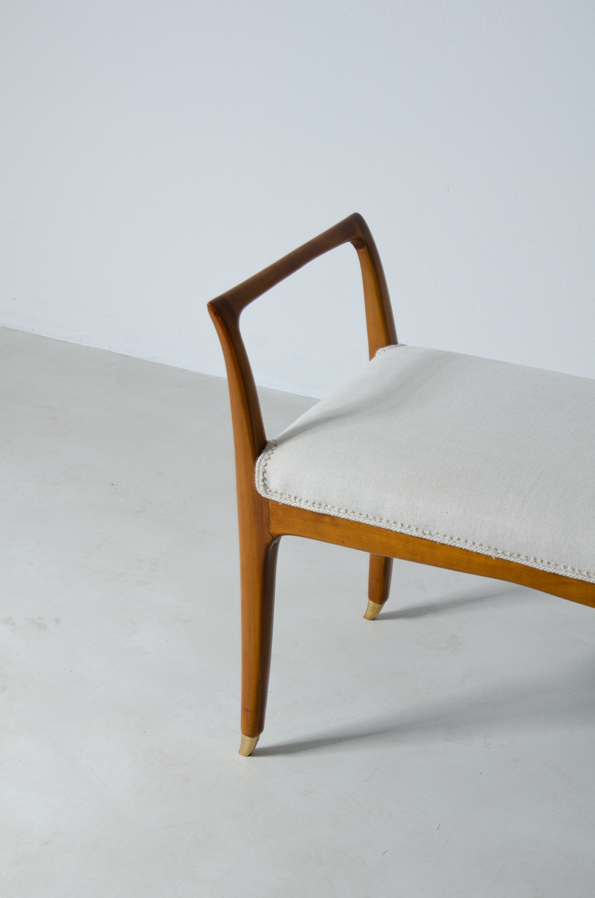 Elegante seduta in legno di ciliegio con puntali in ottone.  Attribuzione Gio Ponti, 1950ca.