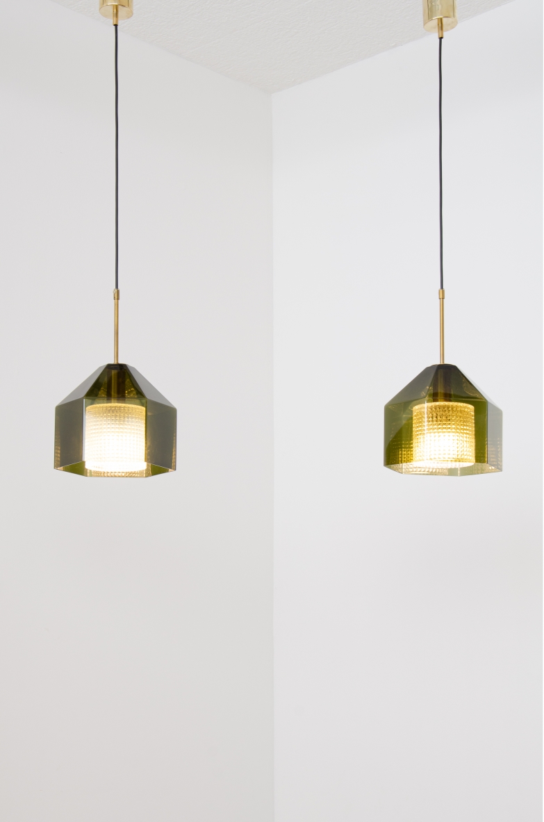 Carl Fagerhult, rara coppia di piccoli lampadari a forma di diamante in vetro molato grigio/verde con corona in vetro trasparente all'interno e passafilo in ottone.  Produzione Orrefos, Svezia, 1960ca.